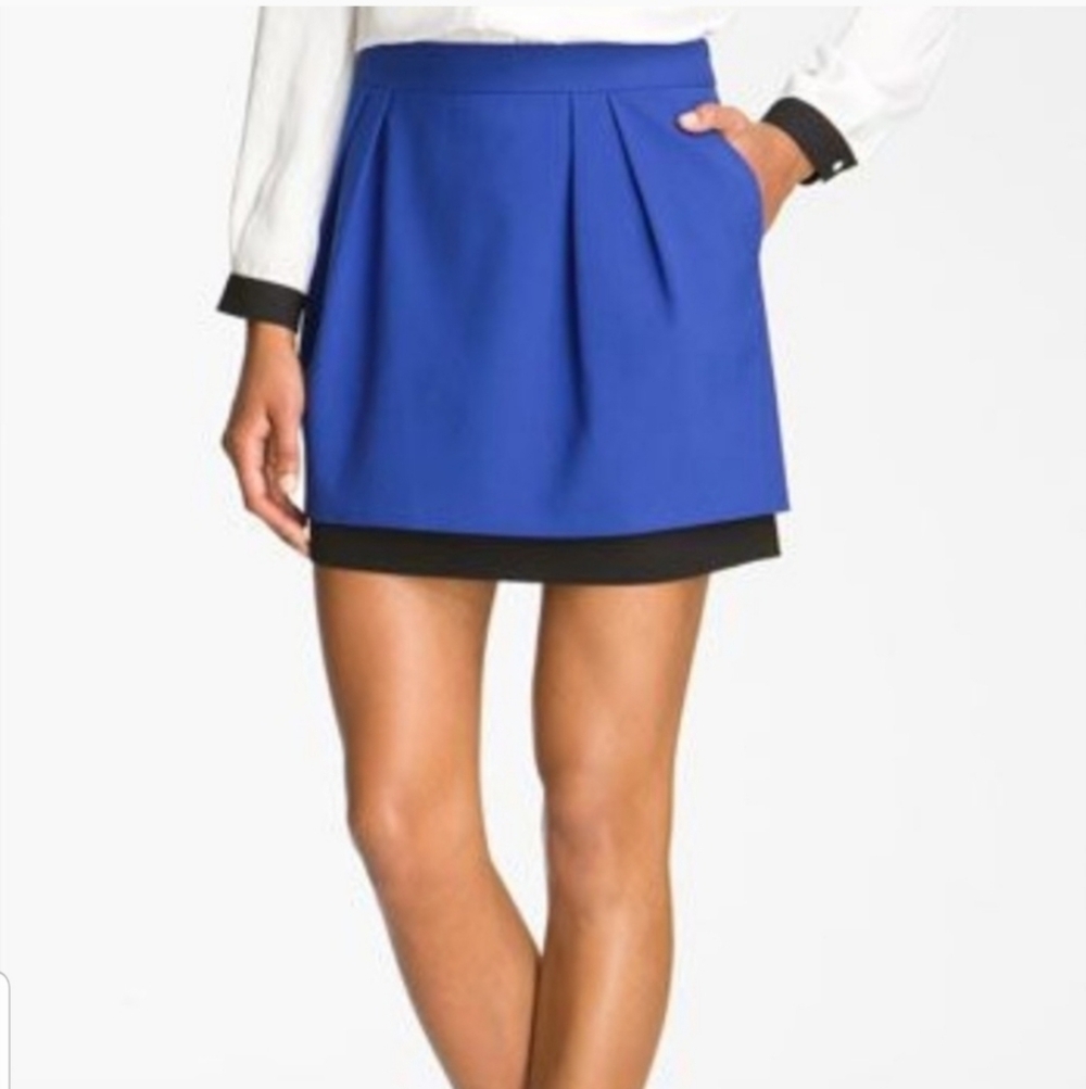 Vince Camuto Layered Tailored Mini Pencil Skirt Pleated front Pockets‎ Size 2